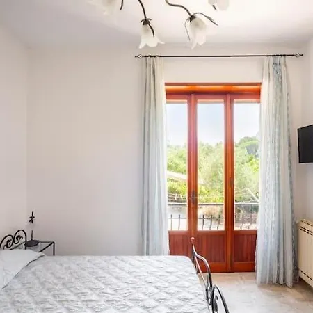 Guesthouseminturnoit Lucia Sparagna *